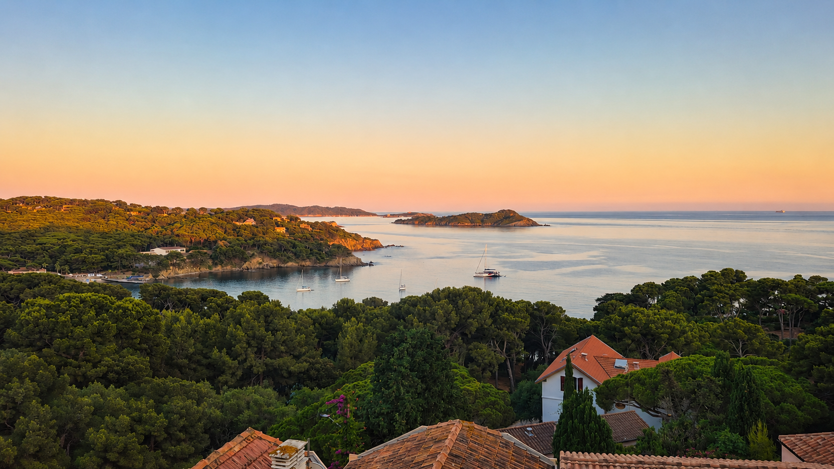 Vue au coucher de soleil sur la presqu'île de Giens